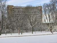 905208 Gezicht op het ziekenhuis Overvecht (Paranadreef 2) te Utrecht in een besneeuwde omgeving, vanaf de Einsteindreef.